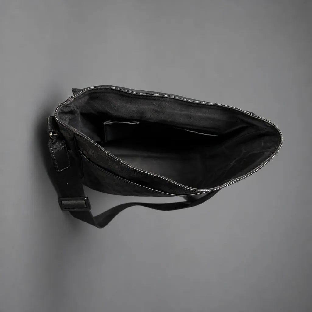 Louis Vuitton Damier Graphite Daniel MM Messenger Bag